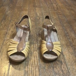 Cream and Brown Rockport Sandals (Size 8) 👡🤎